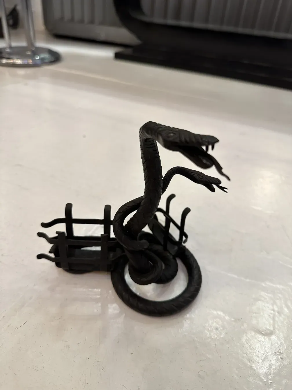 plateaux de carte ancien avec détails de serpente sur le dessus, élégant et unique