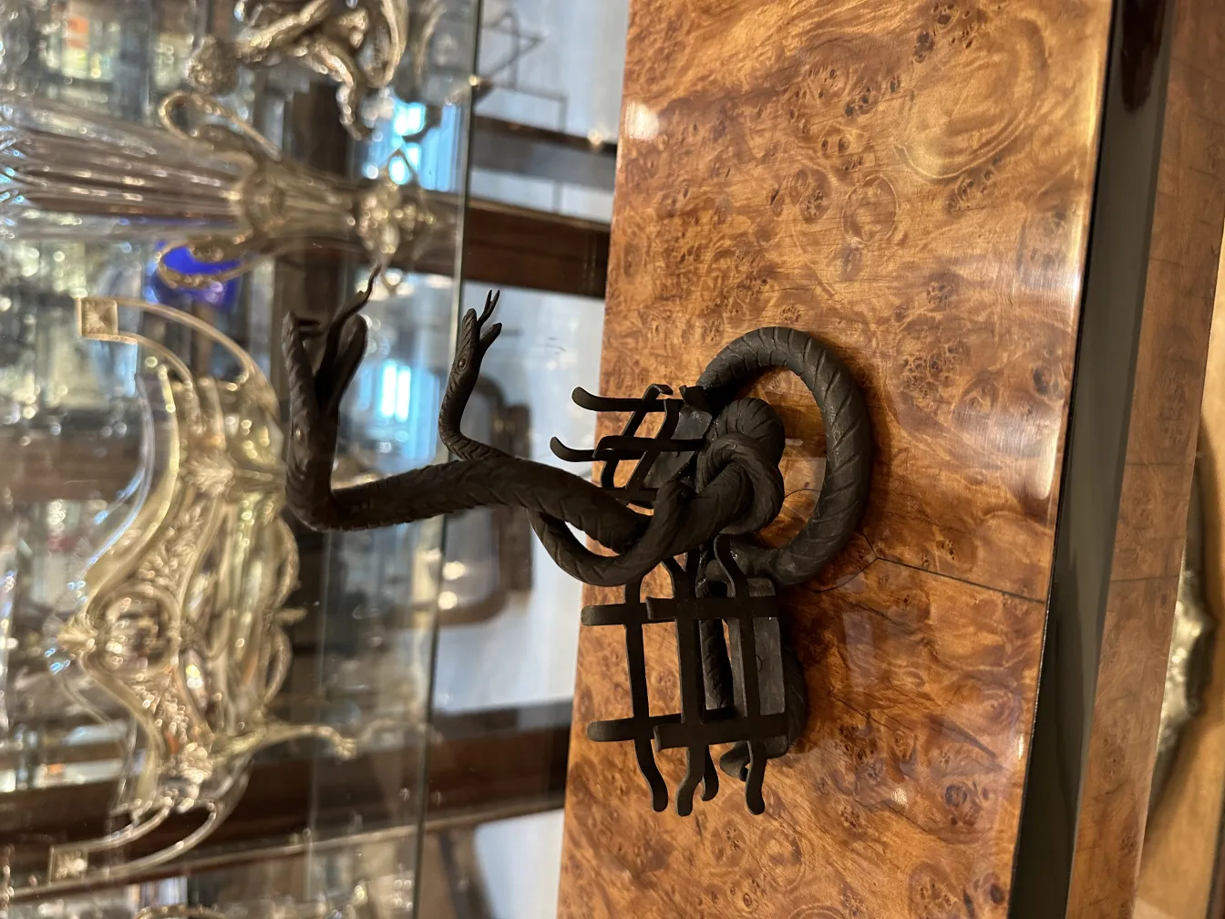 Vassoi per carte antichi con design artistico che ricorda rami, in un ambiente elegante