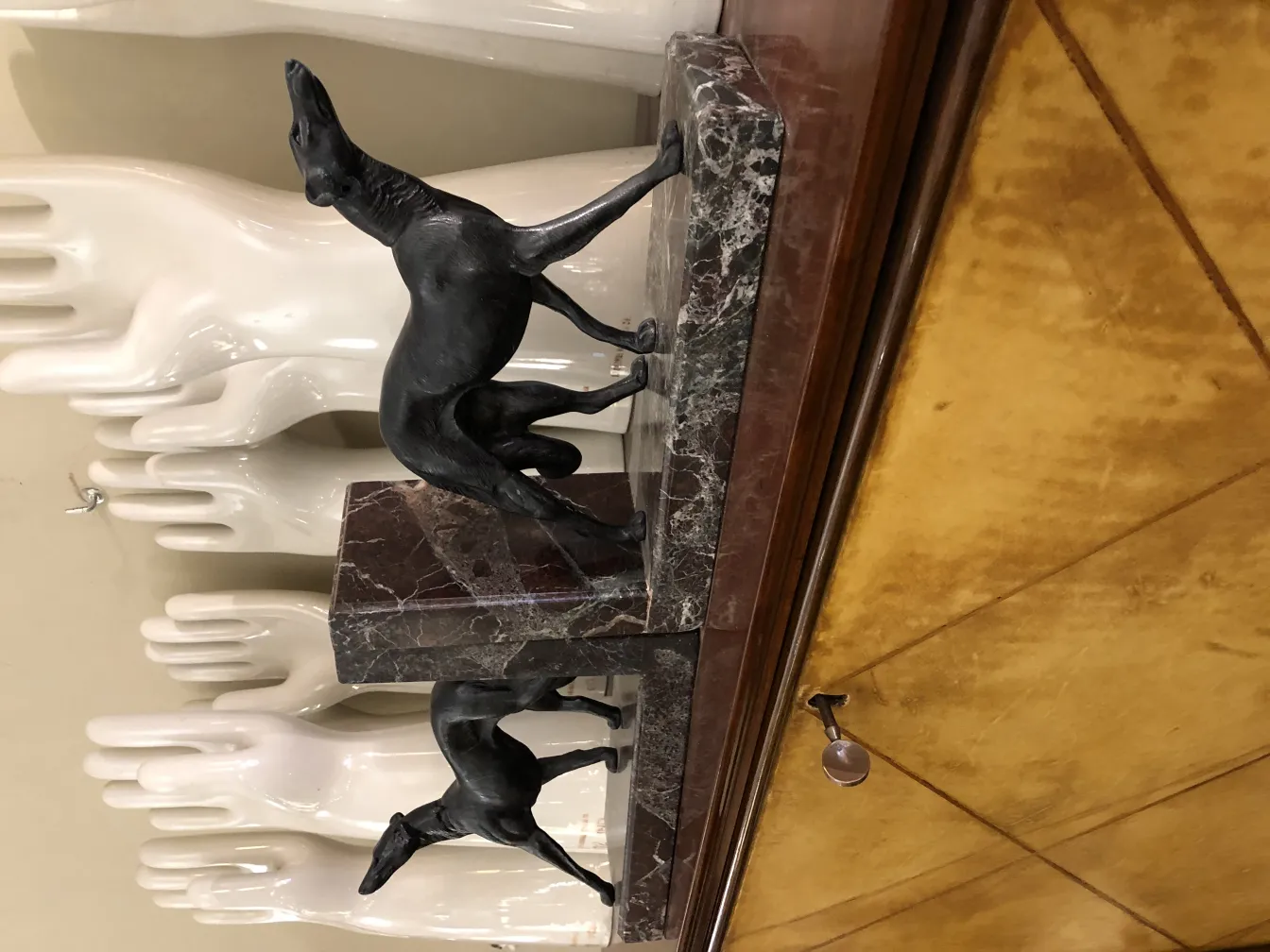 aprieta libros con figuras de perros sobre una base elegante