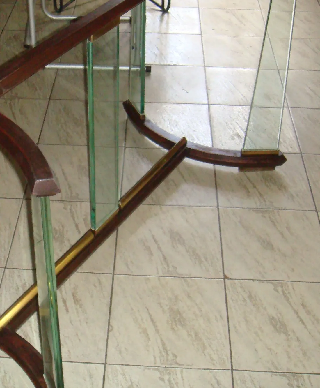 Table ancienne pour 8 personnes avec des accents en bois, dans un cadre chaleureux.