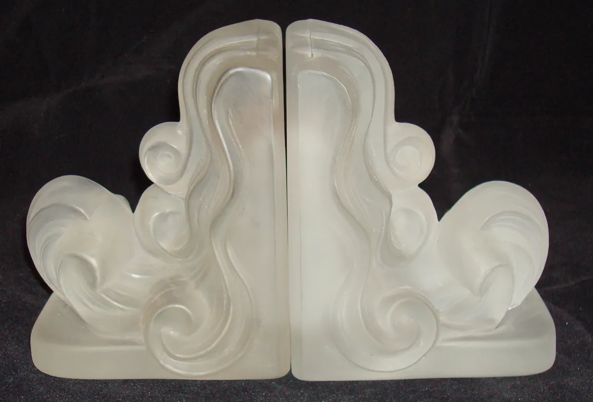 serre-livres avec design de vagues au style Art Nouveau