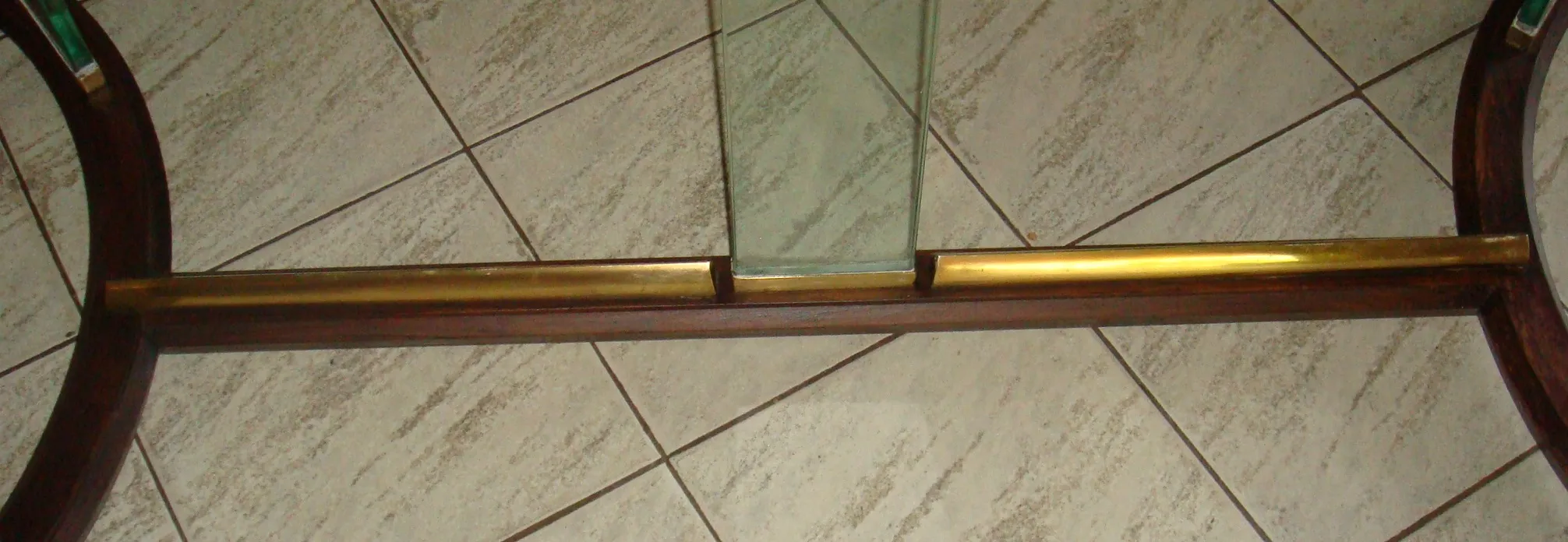 طاولة أثرية Fontana Arte (8 أشخاص) ، بتصميم أنيق في بيئة دافئة.