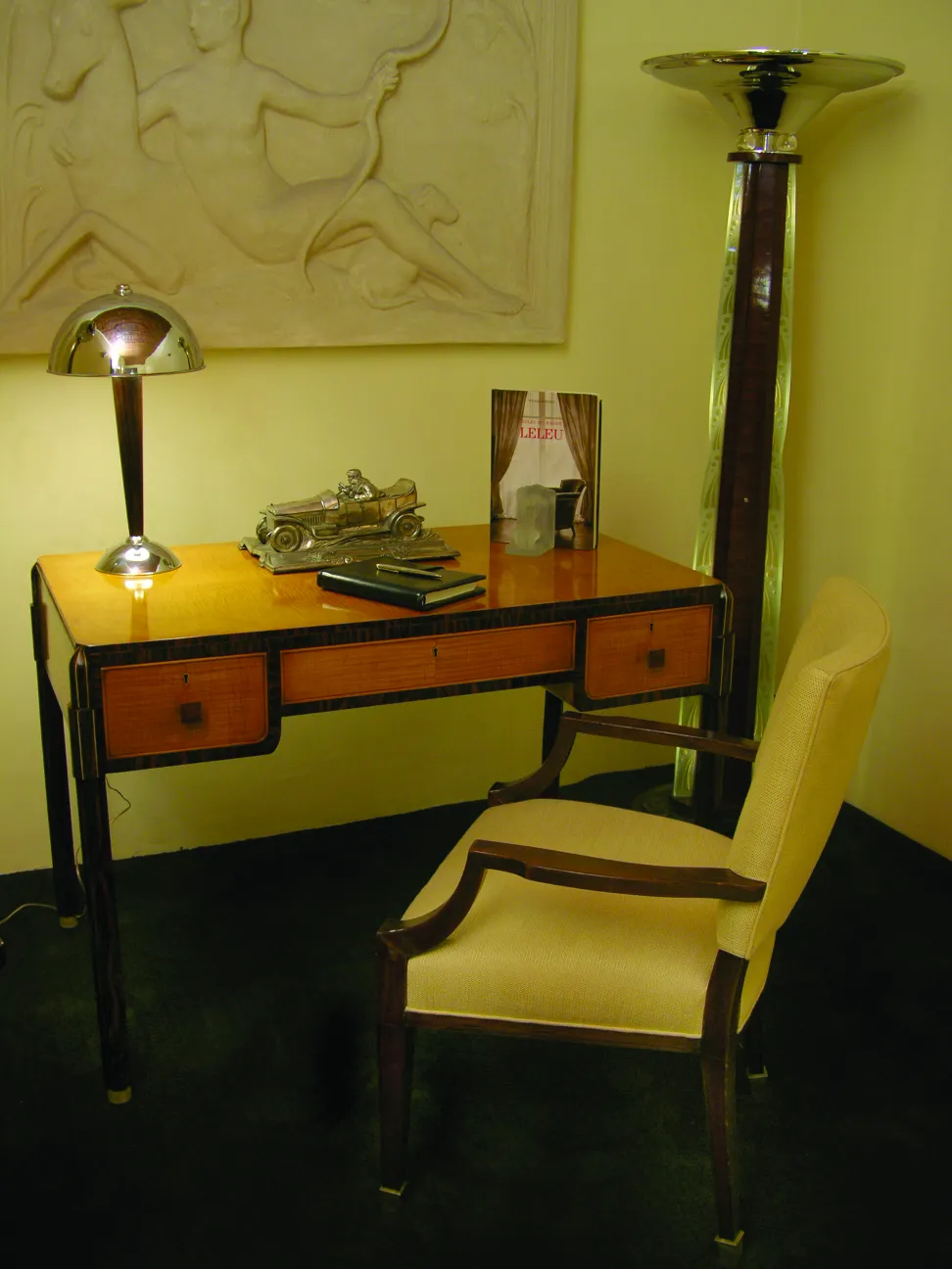 Aprieta libros de estilo Art Nouveau sobre un escritorio con lámpara moderna y decoración.