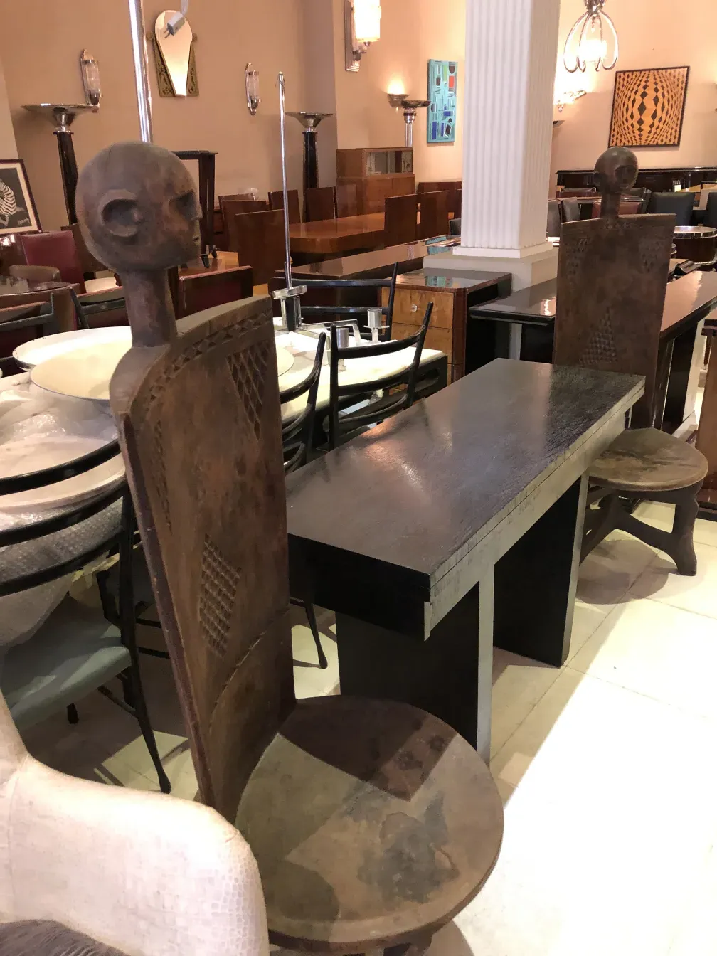 antiguo consola mueble con diseño único en un ambiente acogedor