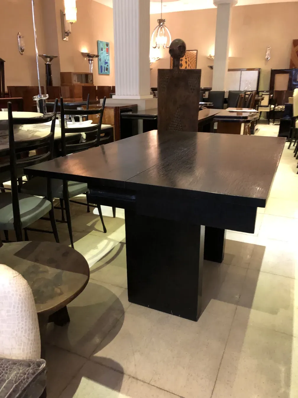 Vista della vecchia console in un ambiente elegante con dettagli decorativi