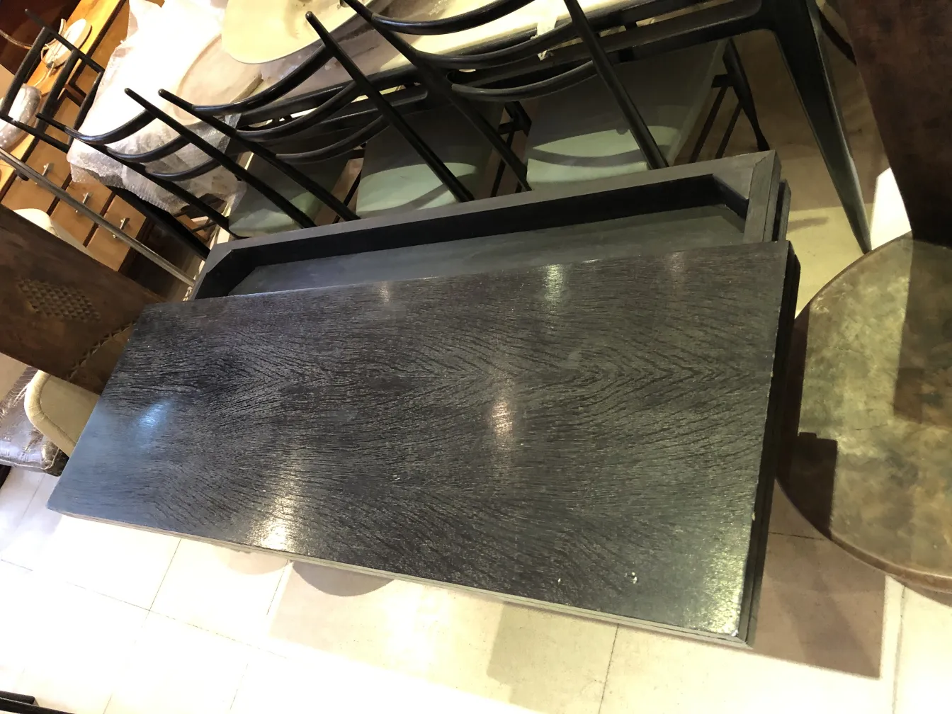 Mesa consola antigua con diseño detallado y fondo neutro.