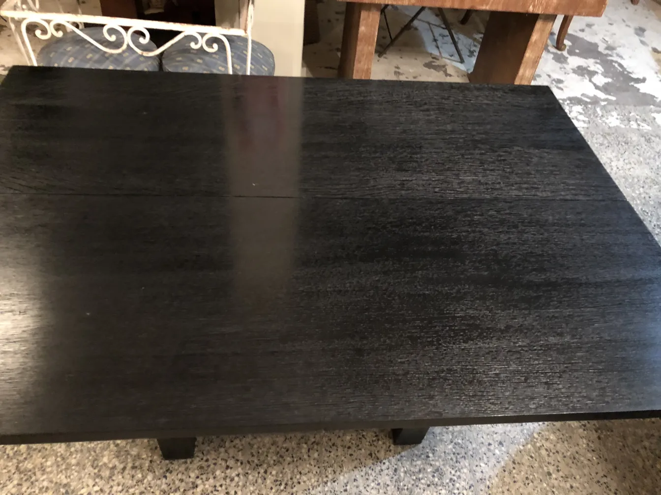 consola antigua de color oscuro con superficie lisa