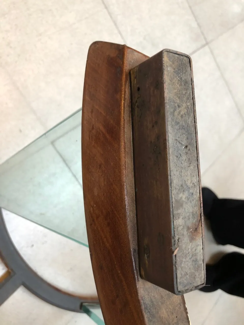 पुरानी Fontana Arte मेज़ (8 लोग) का विवरण, क्लासिक सेटिंग में सूक्ष्म आधार डिज़ाइन के साथ।