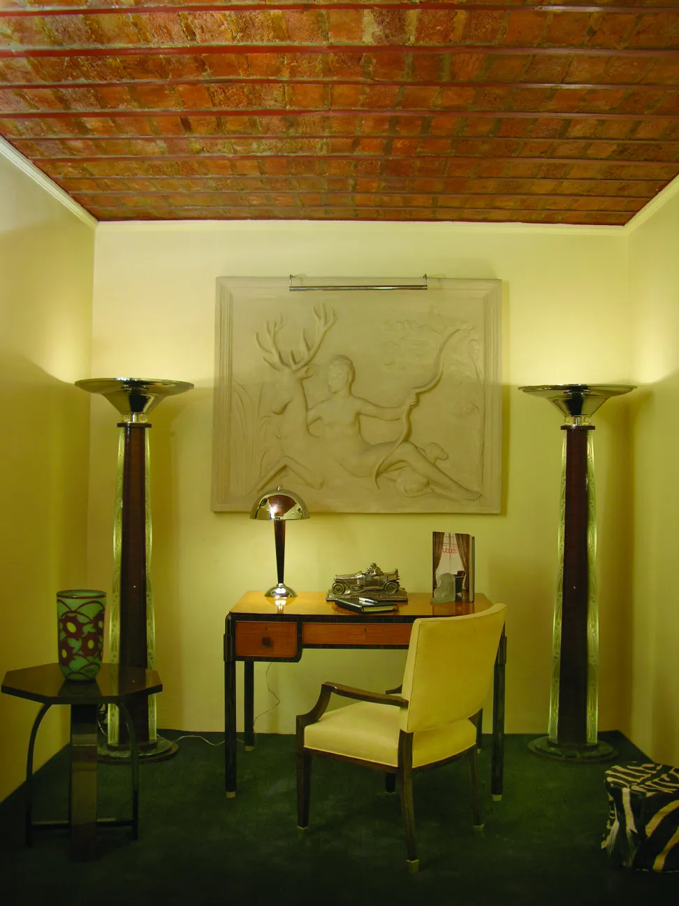 Set di fermalibri antichi in un ambiente elegante con illuminazione soffusa.