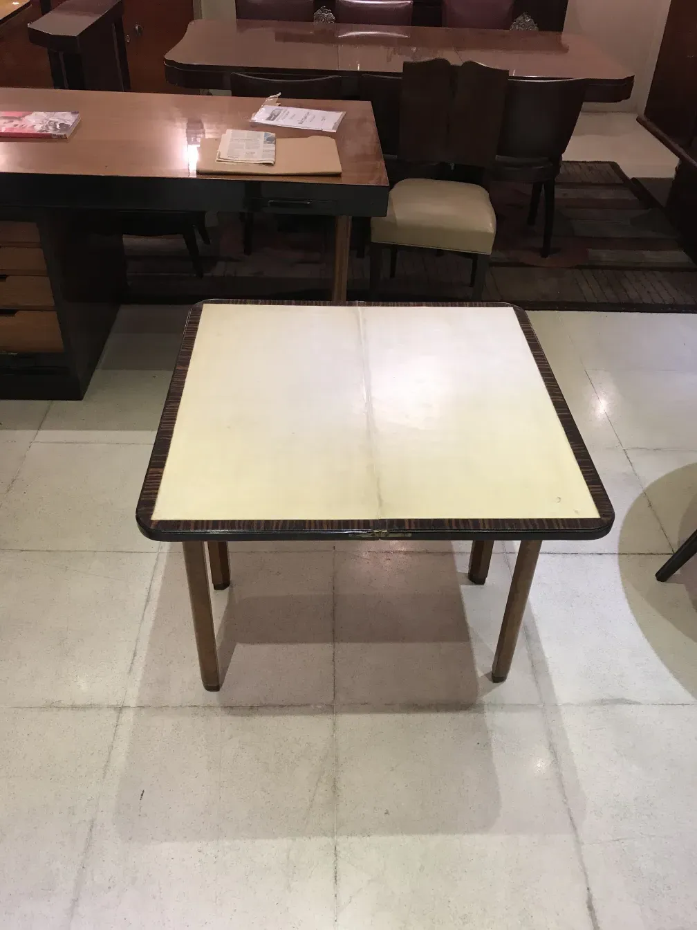 table console antique avec bord décoratif dans un cadre élégant