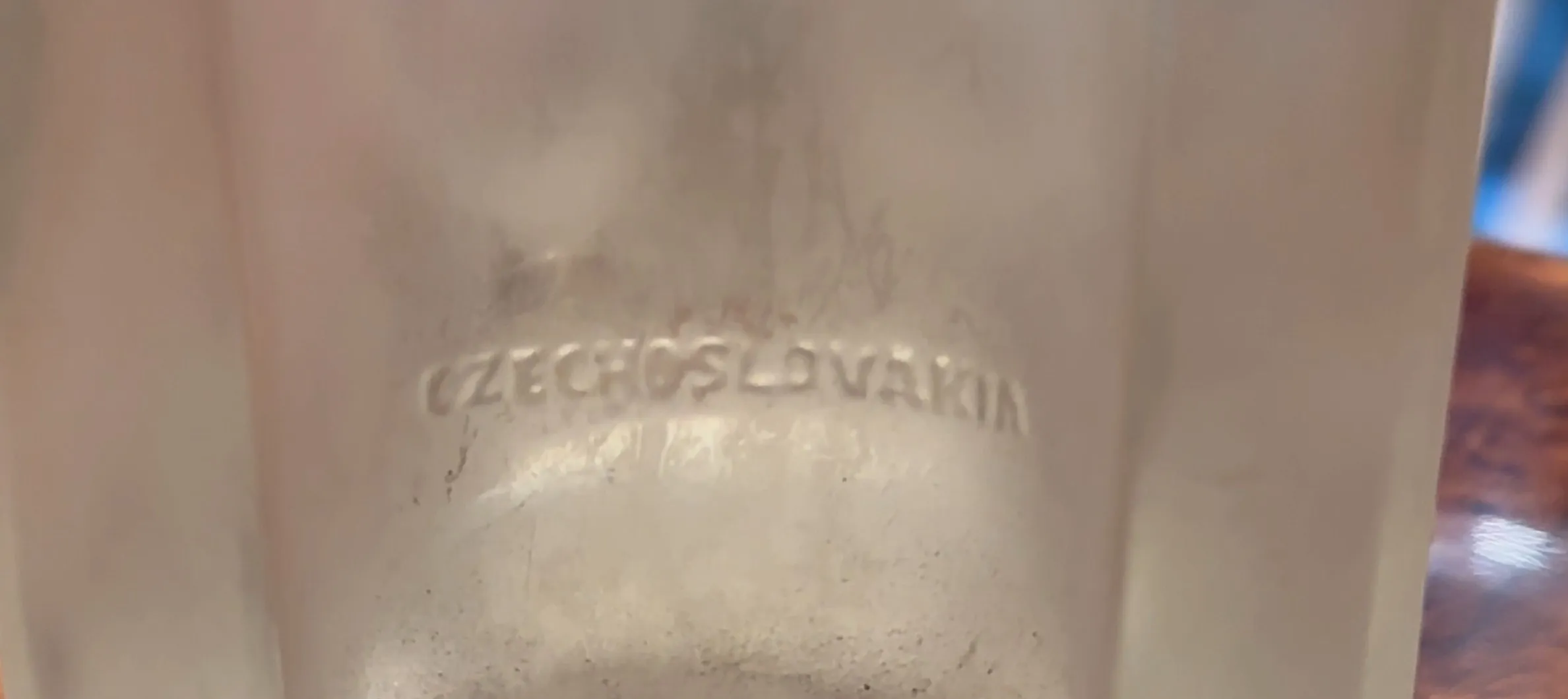 Fermalibri antichi in ceramica con design classico in un ambiente accogliente.