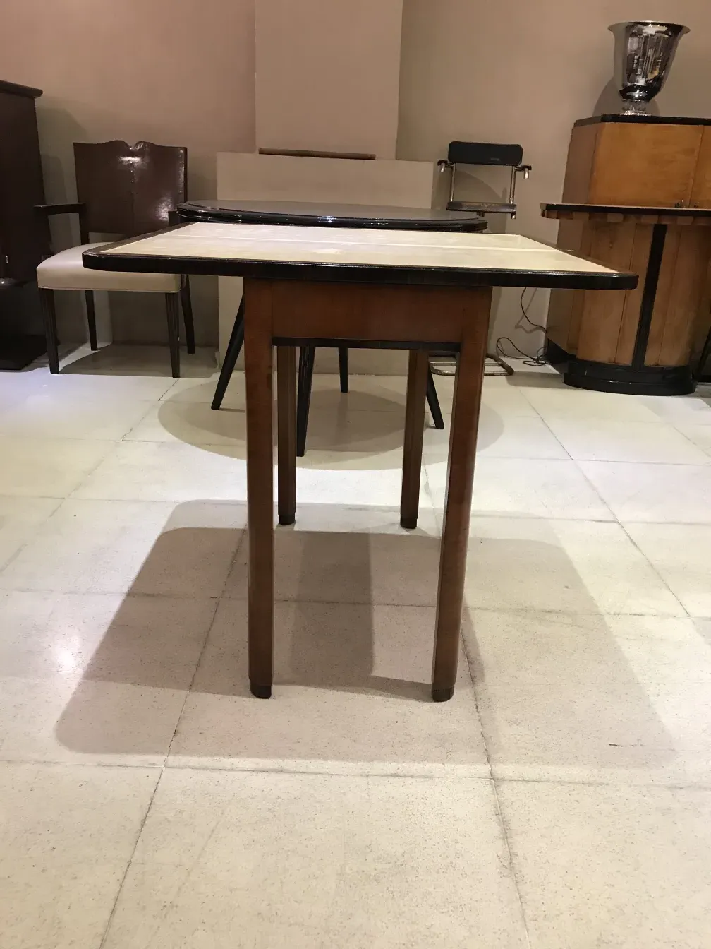 table dresuar ancienne avec pieds fins et fond neutre