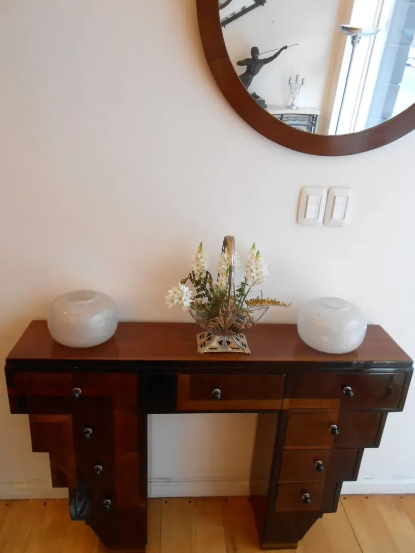 Console ancienne avec étagères et décorations