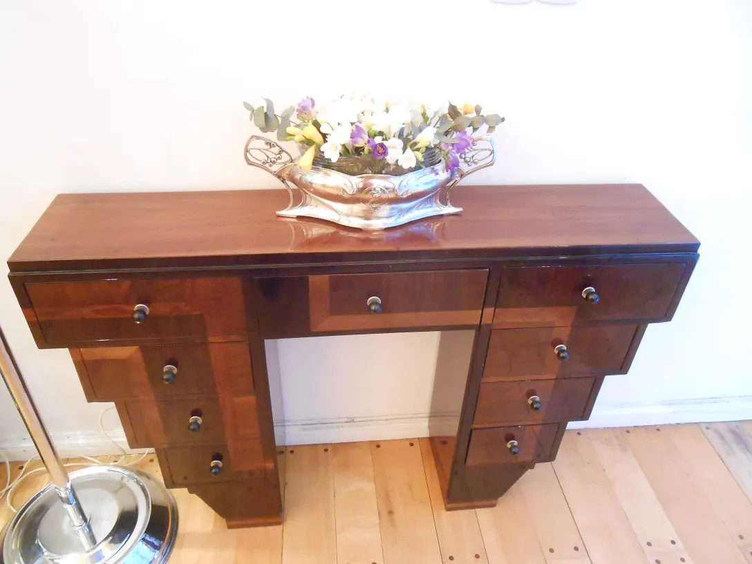 Dresuar ancien avec plusieurs tiroirs et décoration florale.