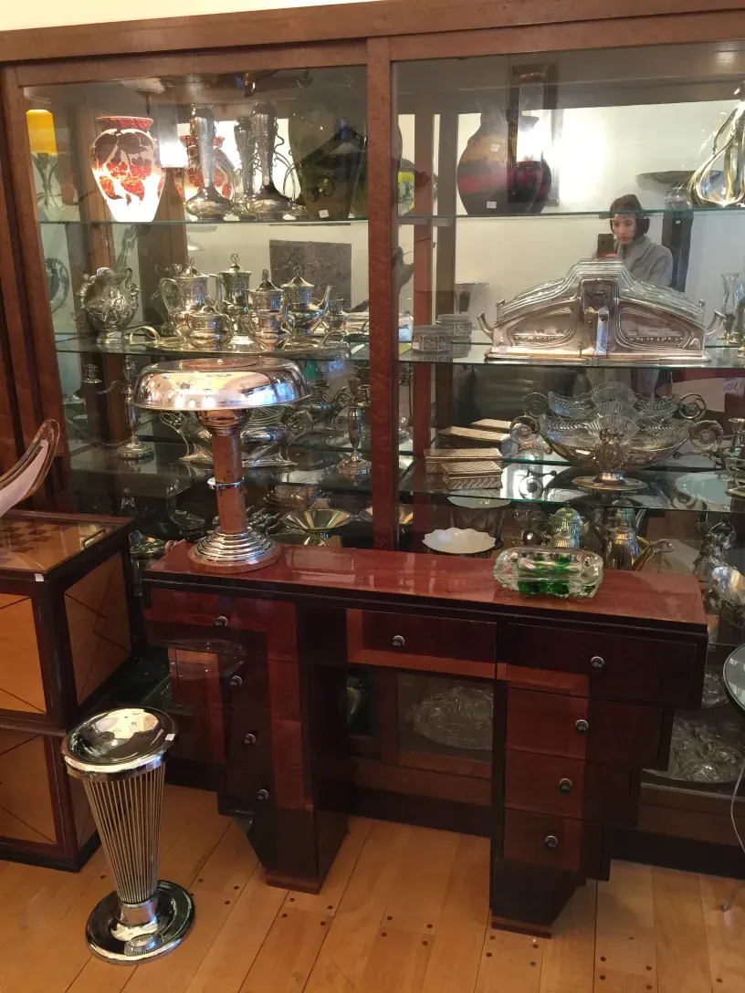 consola antiga com vários compartimentos e estilo elegante