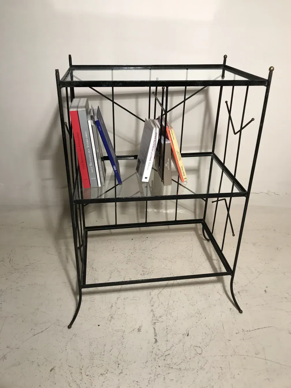 Estante de libros antiguo con varias obras dispuestas.