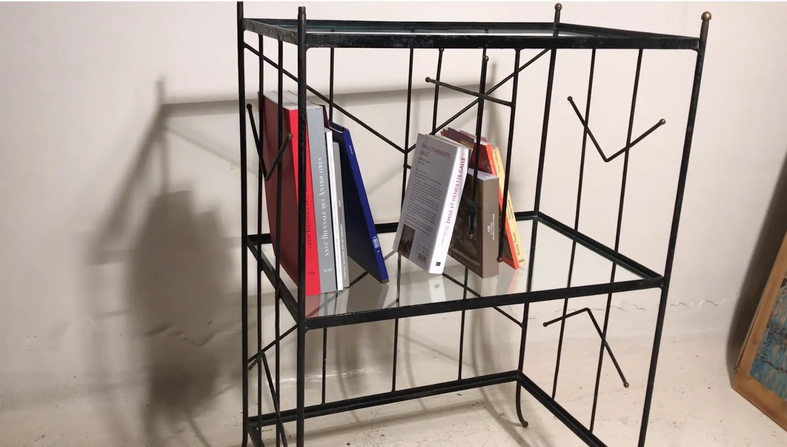 Antikes Bücherregal mit Büchern in einem einfachen Umfeld.