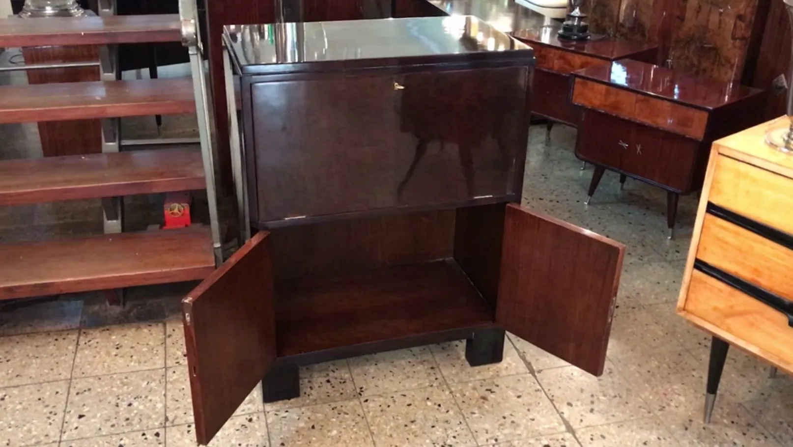 Mueble Bar antiguo con puertas abiertas, clásico y elegante