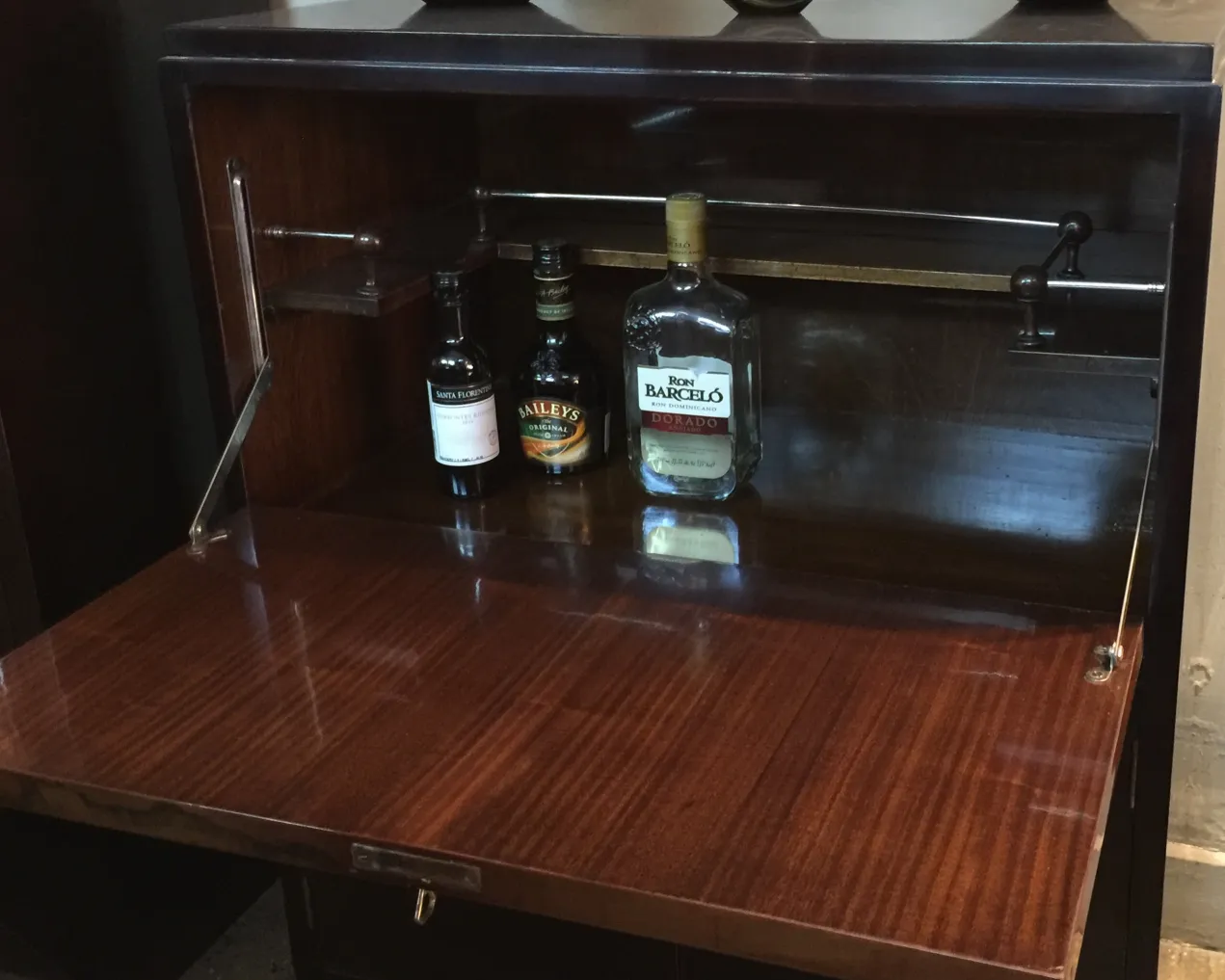 Antiker Cocktailschrank aus Holz mit Flaschen im Inneren