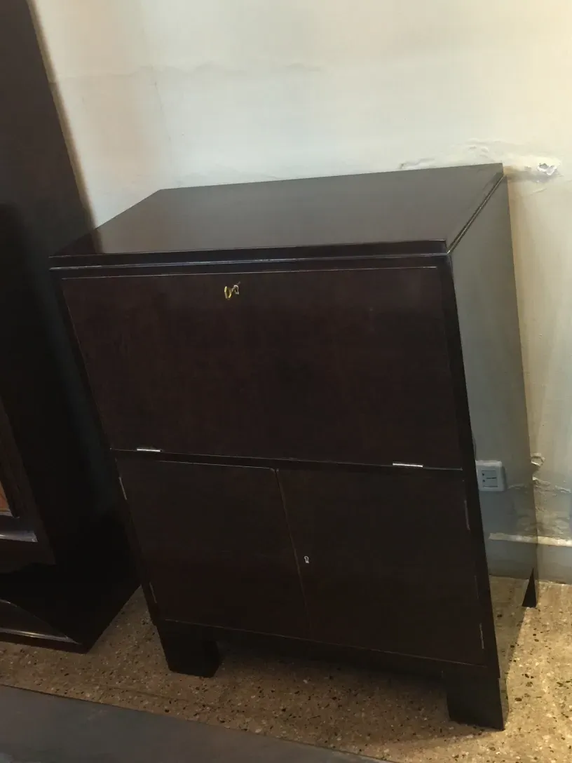 Bar antigo com portas e aspecto elegante em um ambiente moderno.