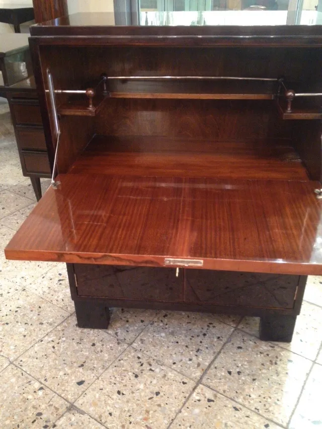 Bar antigo de madeira com mesa dobrável