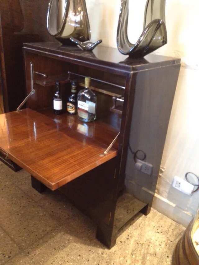 Mobile bar antico con finitura elegante e bottiglie visibili