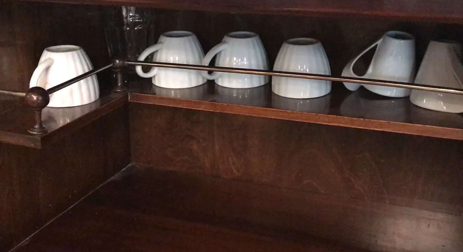 Meuble à cocktail ancien avec étagères et verres