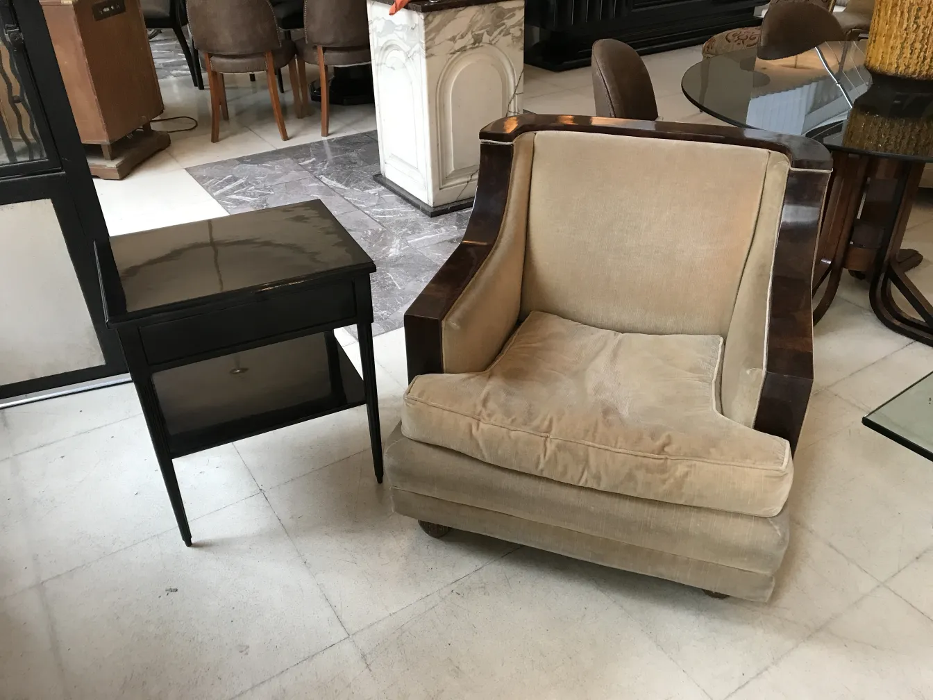 antiker nachttisch im art deco stil mit schublade