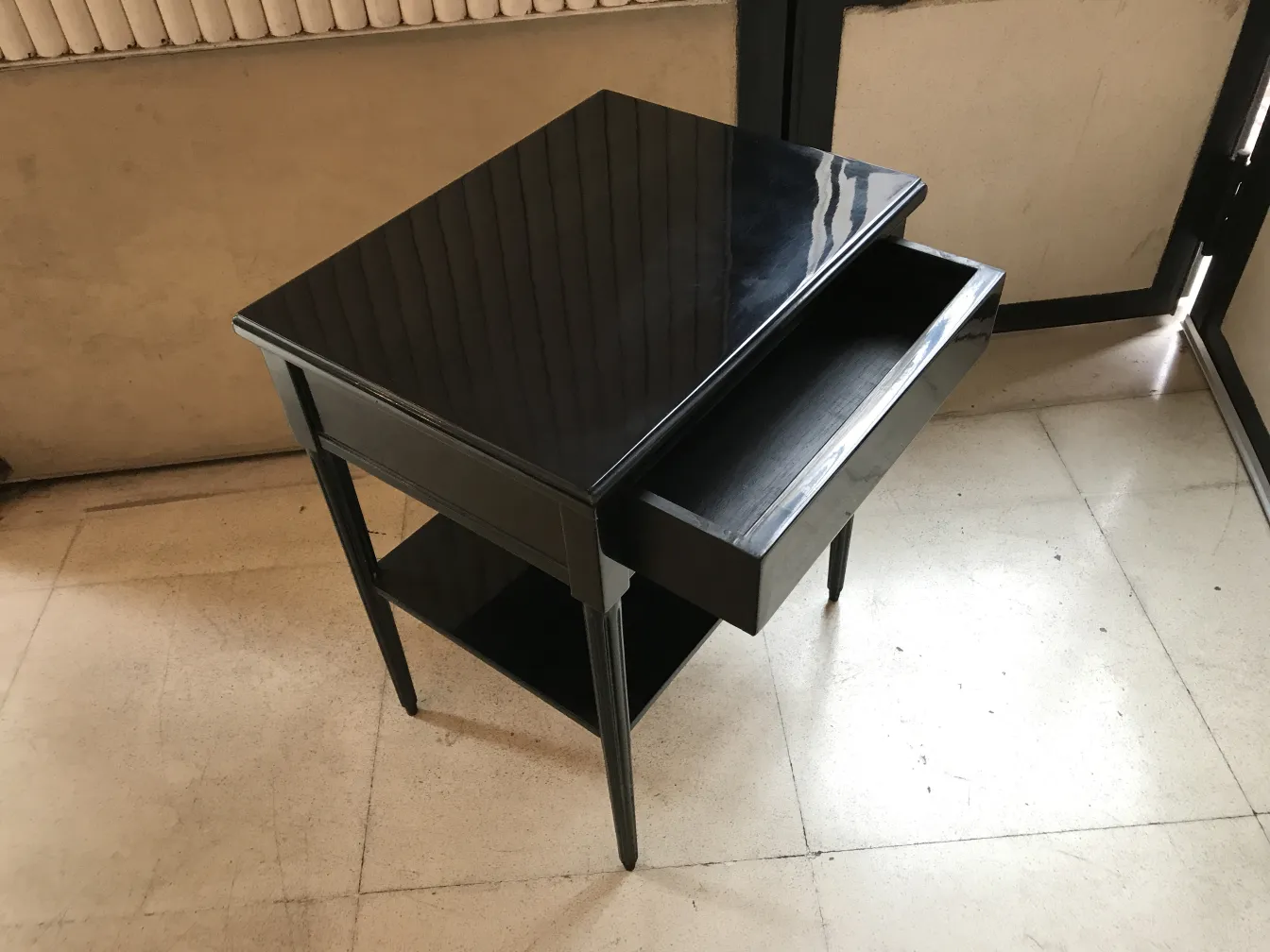 table de chevet antique avec surface brillante et tiroir