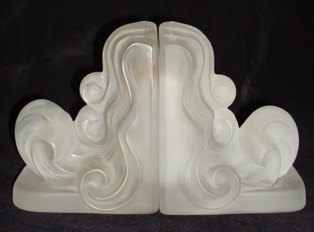 fermalibri in stile Art Nouveau, linee fluide e design elegante.