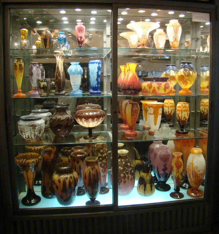 Ausstellung antiker Buchstützen, Art Nouveau-Stil, kräftige Farben.