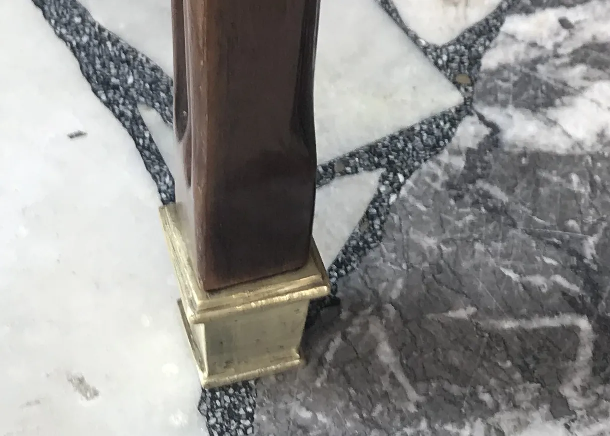 Antike Konsole mit dekorativem Sockel und elegantem Ambiente.