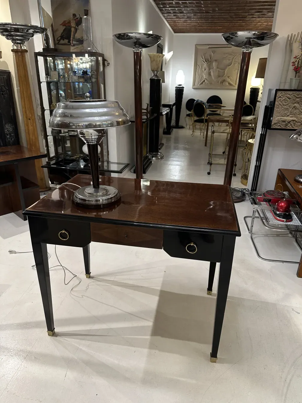 Escritorio antiguo de madera con lámpara vintage en un entorno elegante.