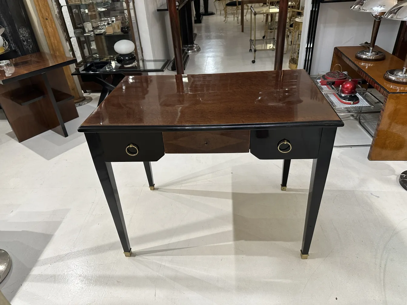 escritorio antiguo con un diseño elegante y un cajón negro