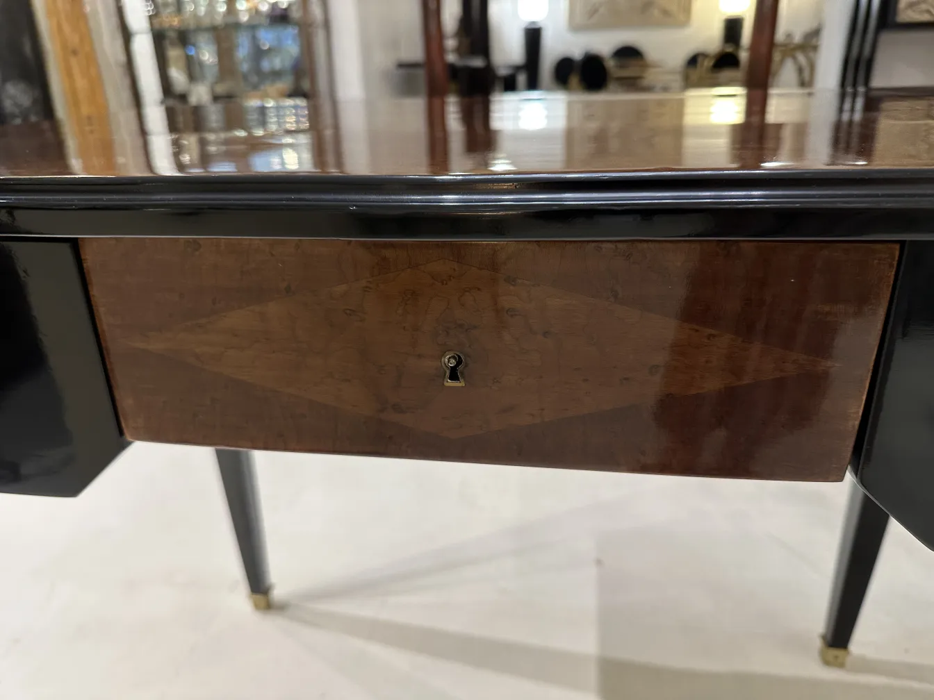 Scrivania antica con design elegante e cassetto.