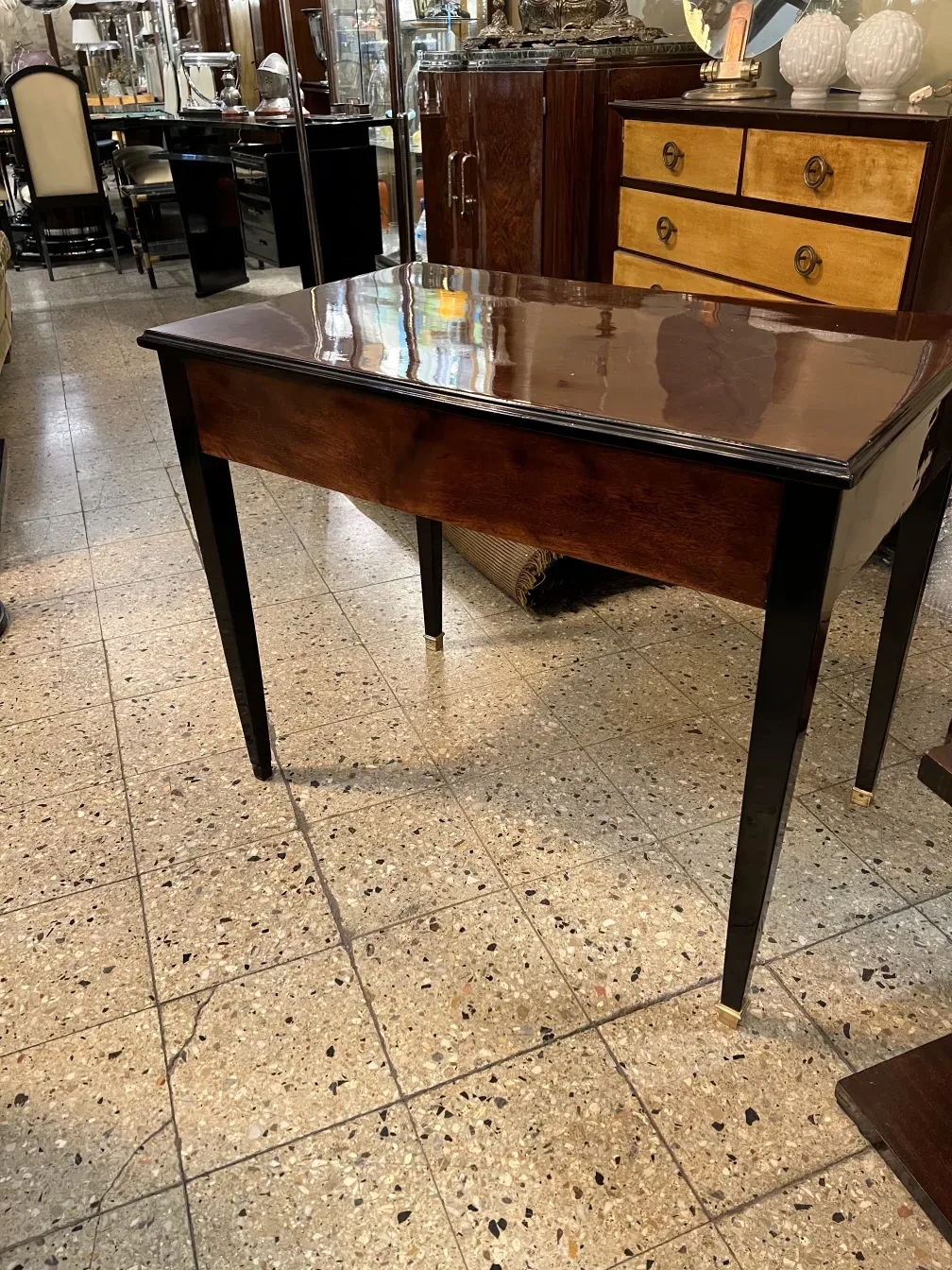 Escritorio antiguo de madera con dos cajones y patas negras