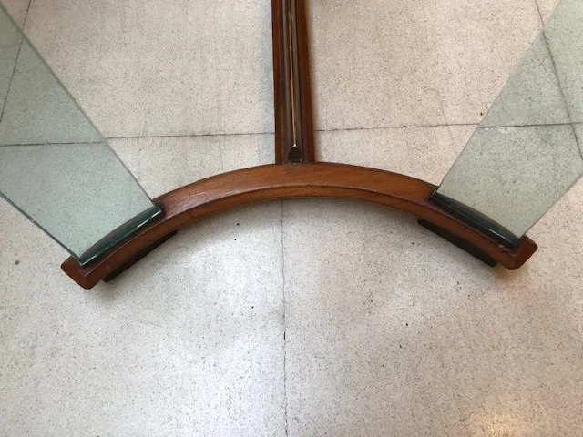 Mesa antiga Fontana Arte com base curva e vidro, para 8 pessoas, em um ambiente iluminado.