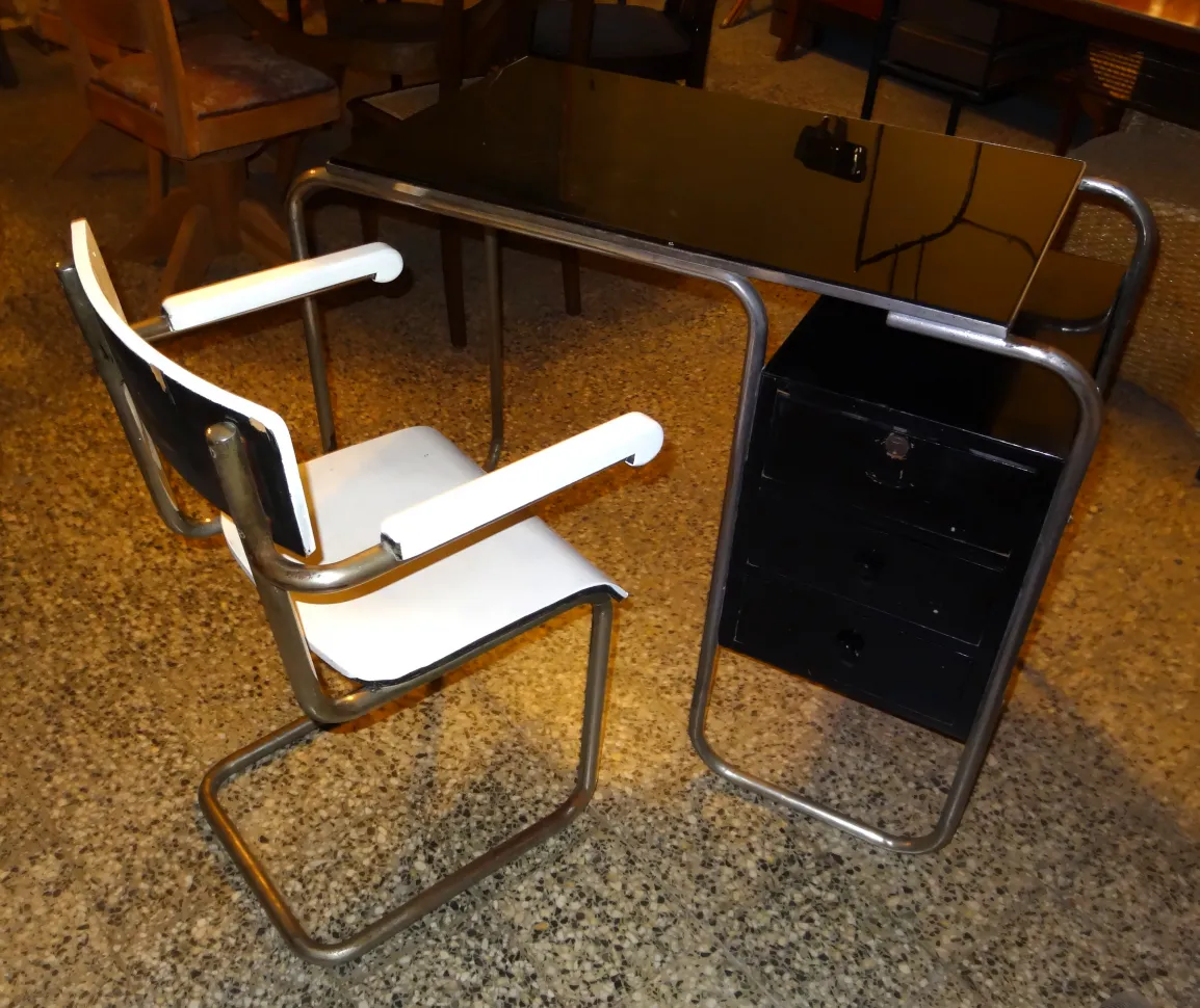 Scrivania antica di Marcel Breuer con sedia bianca, design semplice e moderno