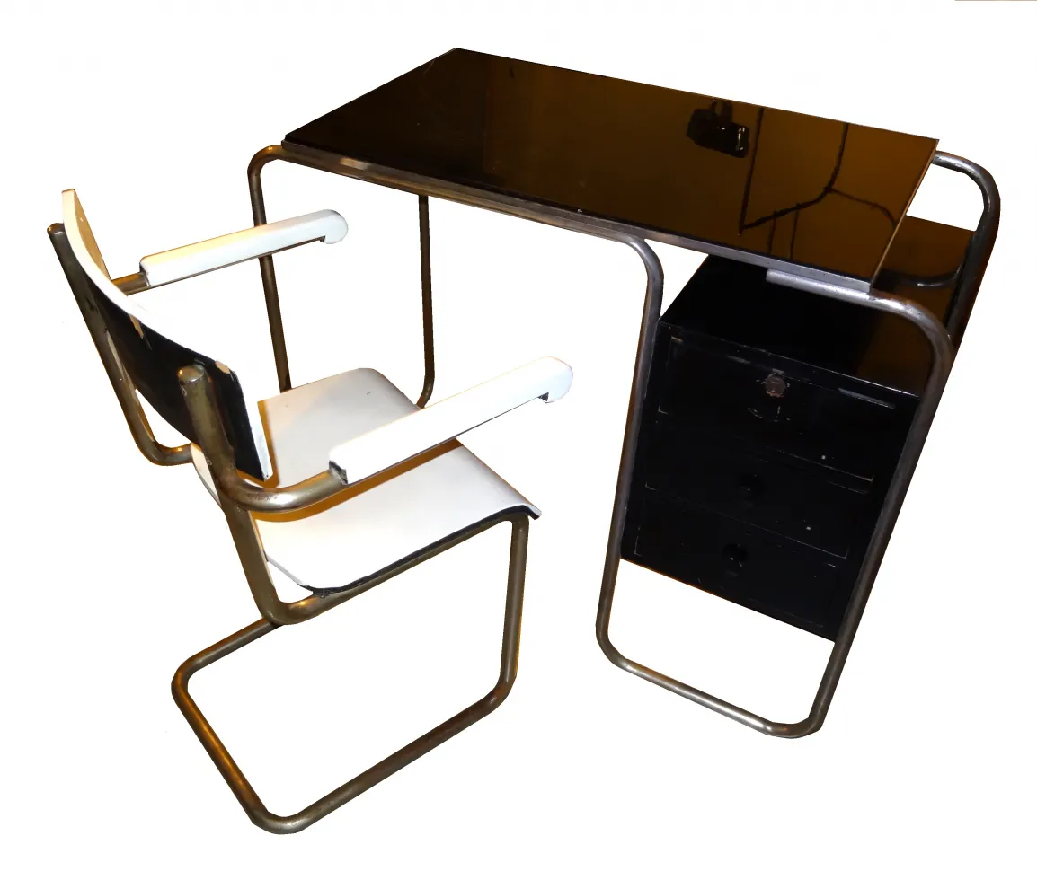 bureau ancien breuer avec un design minimaliste et chaise