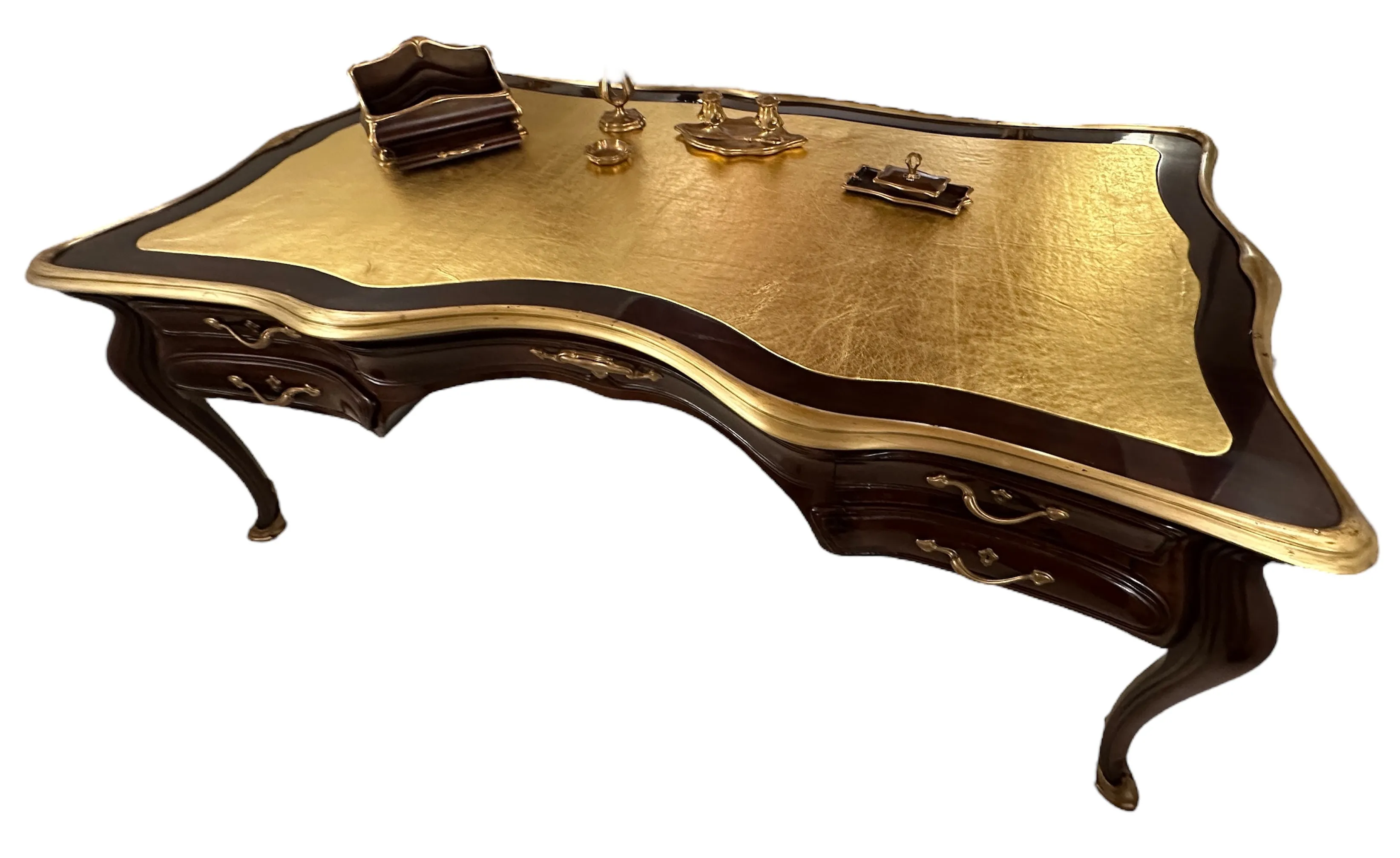 Escritorio antiguo con un diseño elegante y accesorios decorativos.