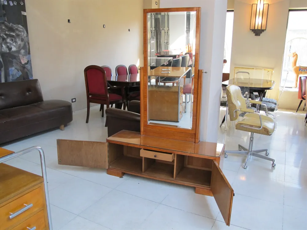 espejo antiguo con muebles de salón oscuro