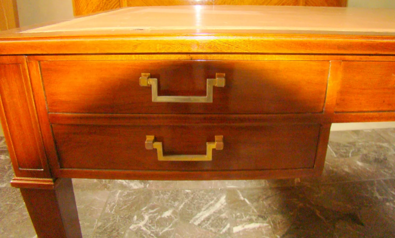 escritorio antiguo con tiradores elegantes en un ambiente acogedor