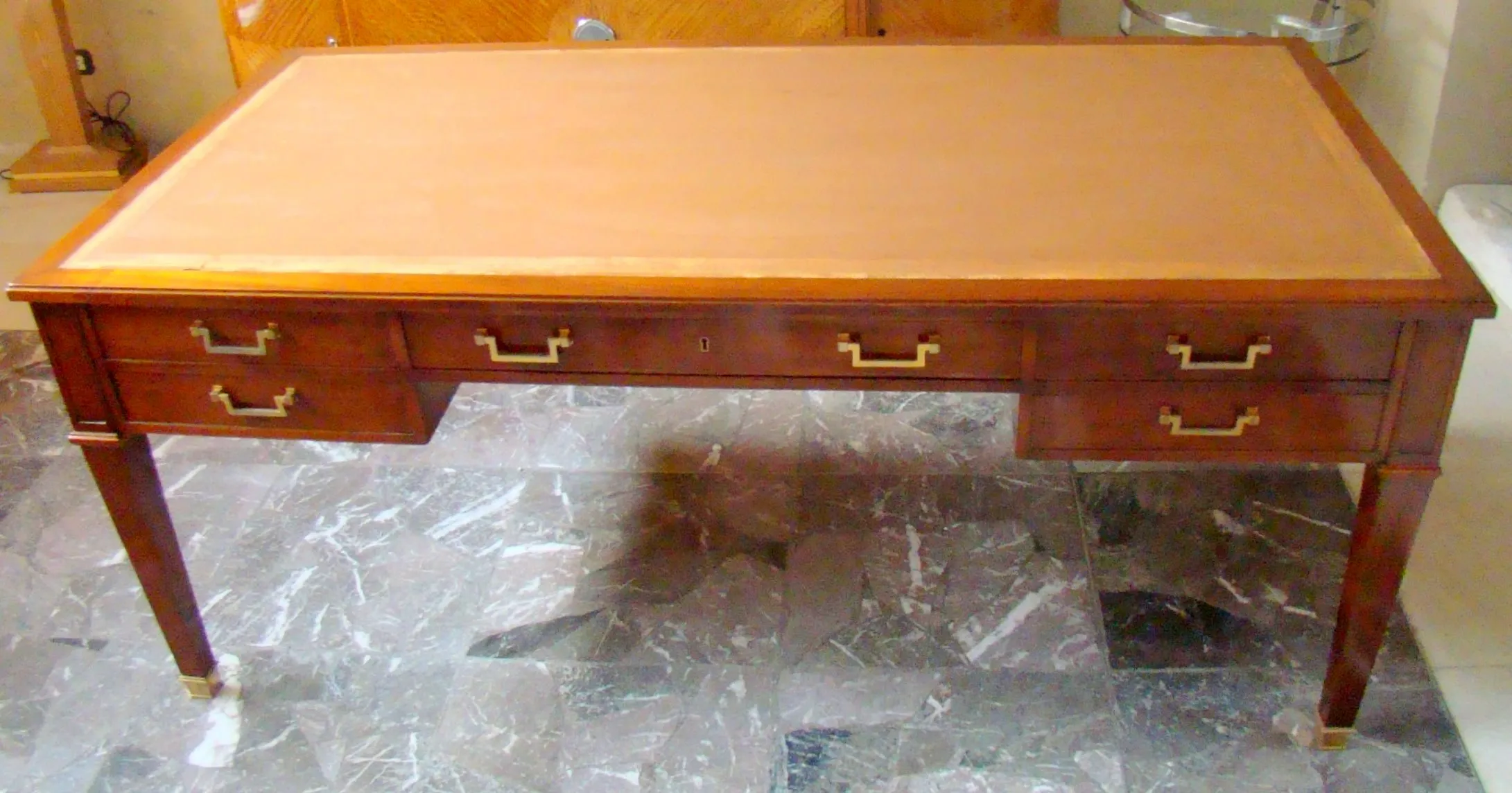 bureau ancien avec design élégant et tiroirs décoratifs