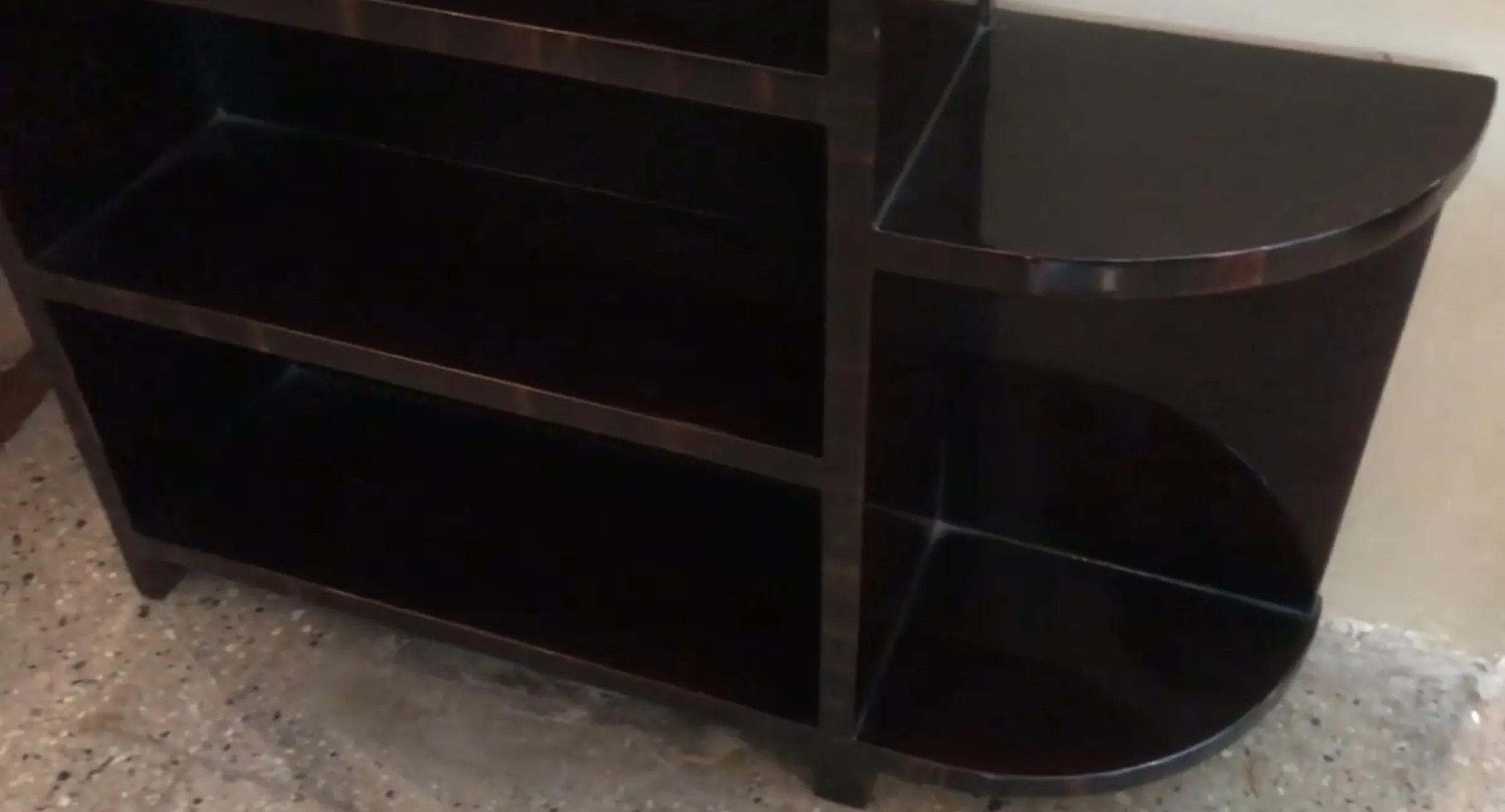 deux petites tables anciennes dans un cadre accueillant avec un sol clair.