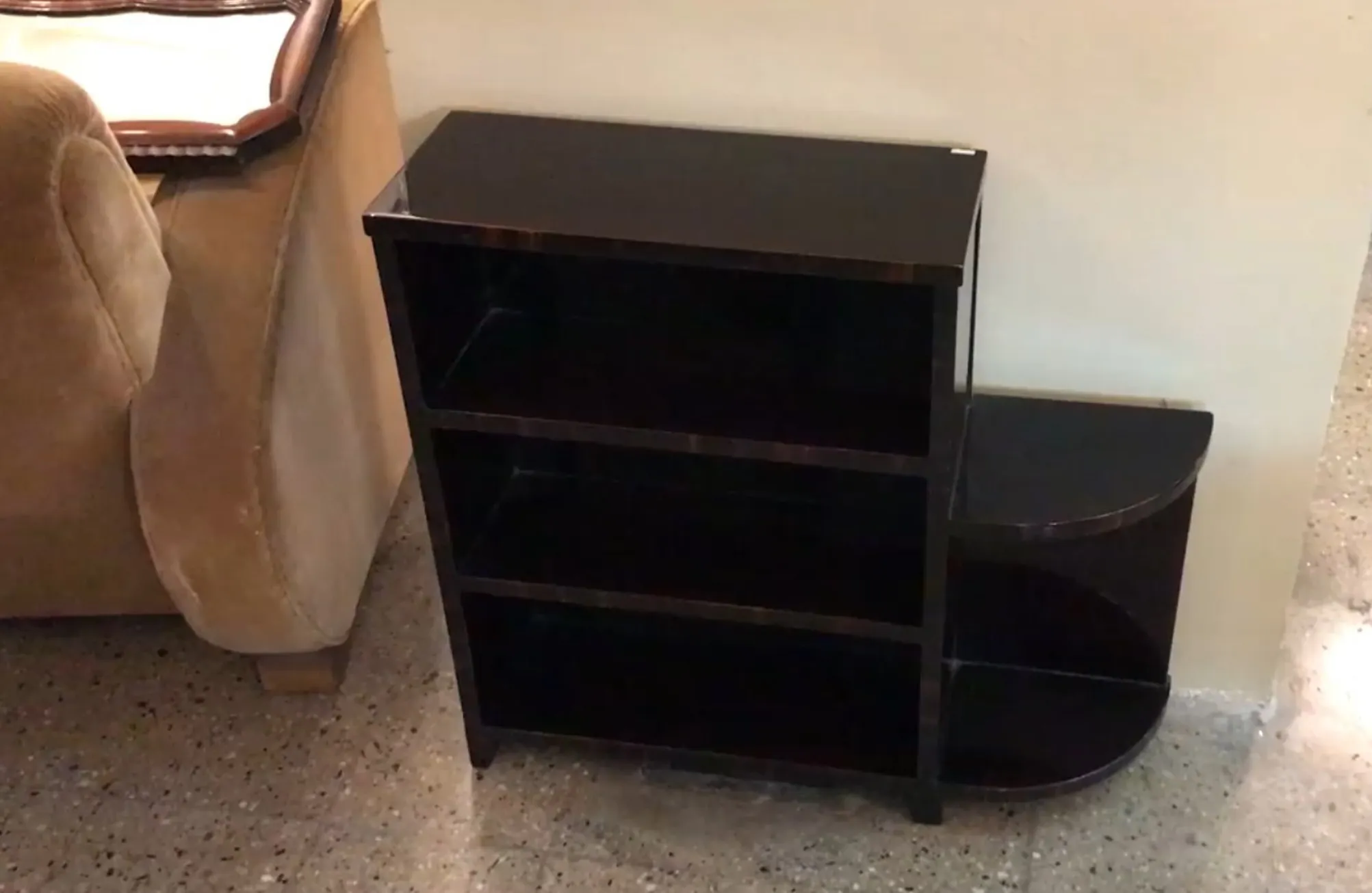 Deux petites tables anciennes décoratives avec finition brillante à côté d'un canapé