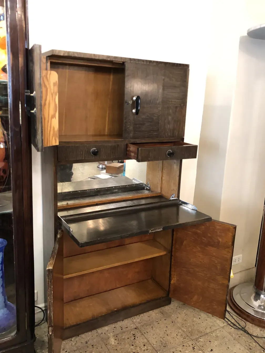 Mueble bar antiguo con espejo, espacio interior para almacenamiento.