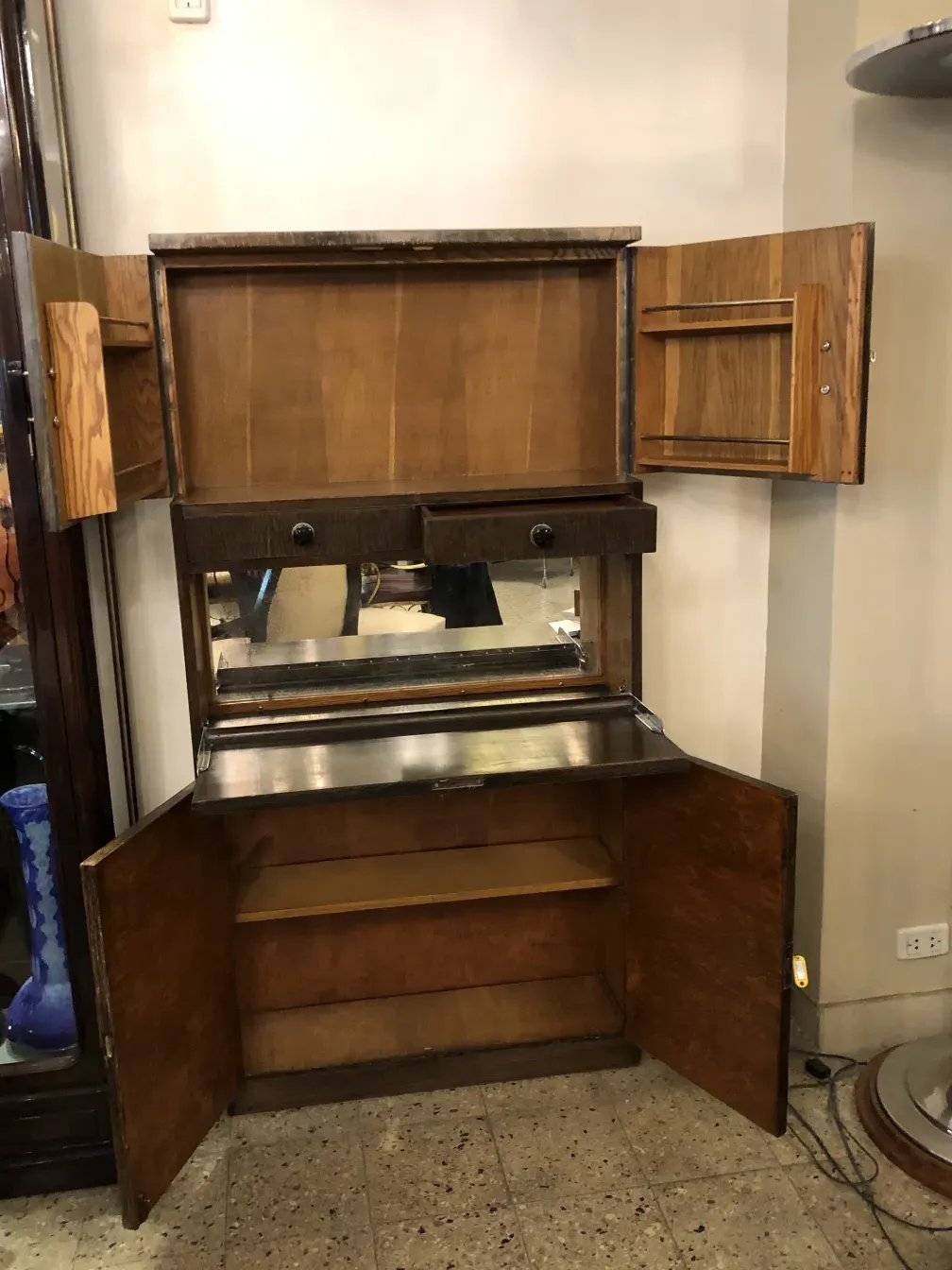 Meuble à cocktail ancien avec miroir et compartiments de rangement.