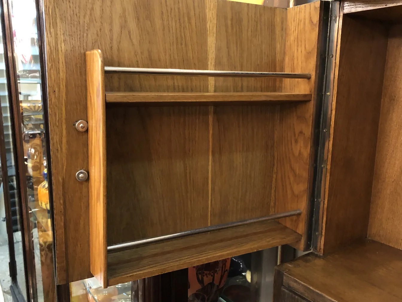 Meuble à cocktail ancien avec étagères en bois à l'intérieur.