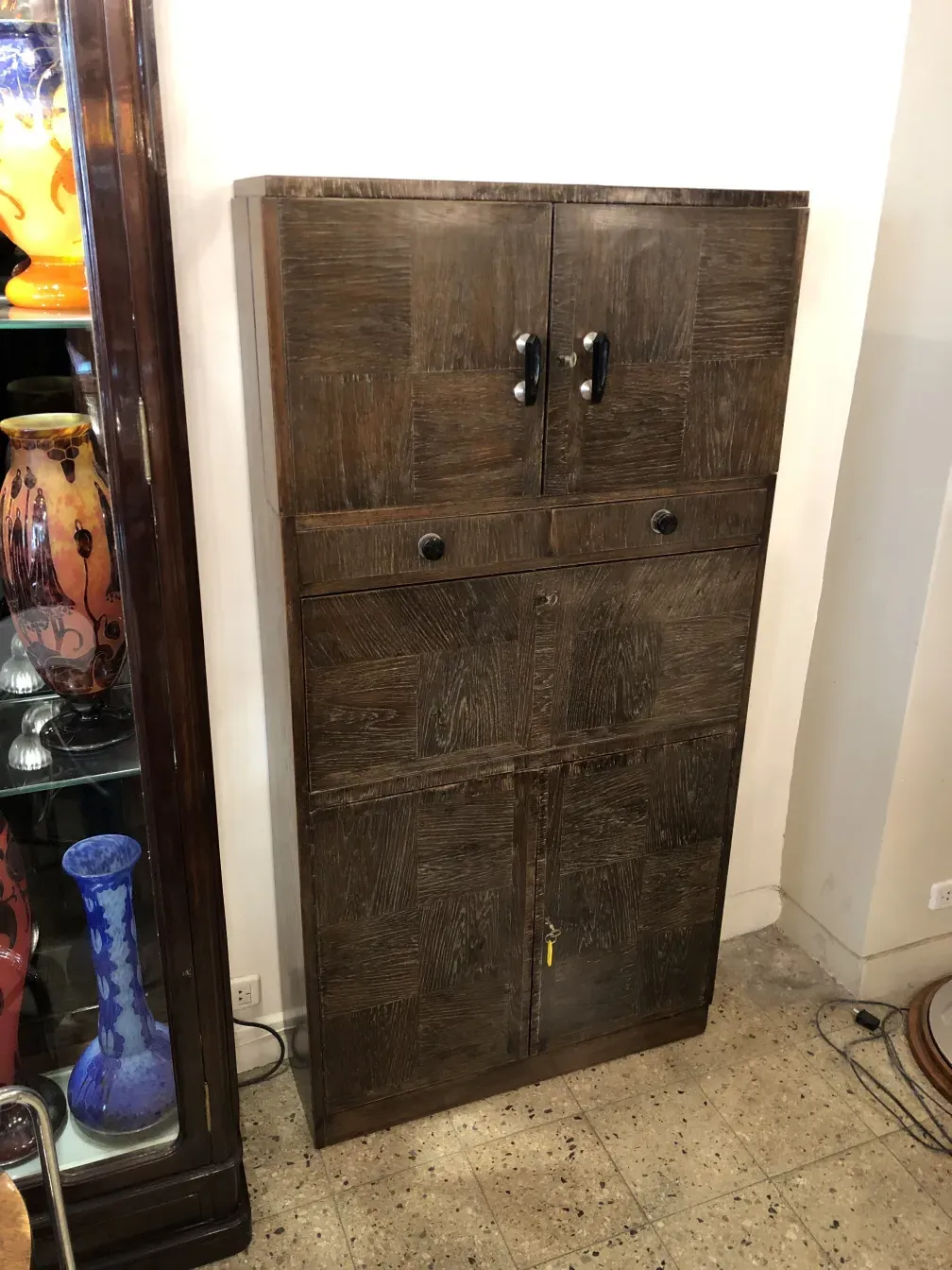 Meuble à cocktail ancien en bois avec design classique dans un magasin d'antiquités.