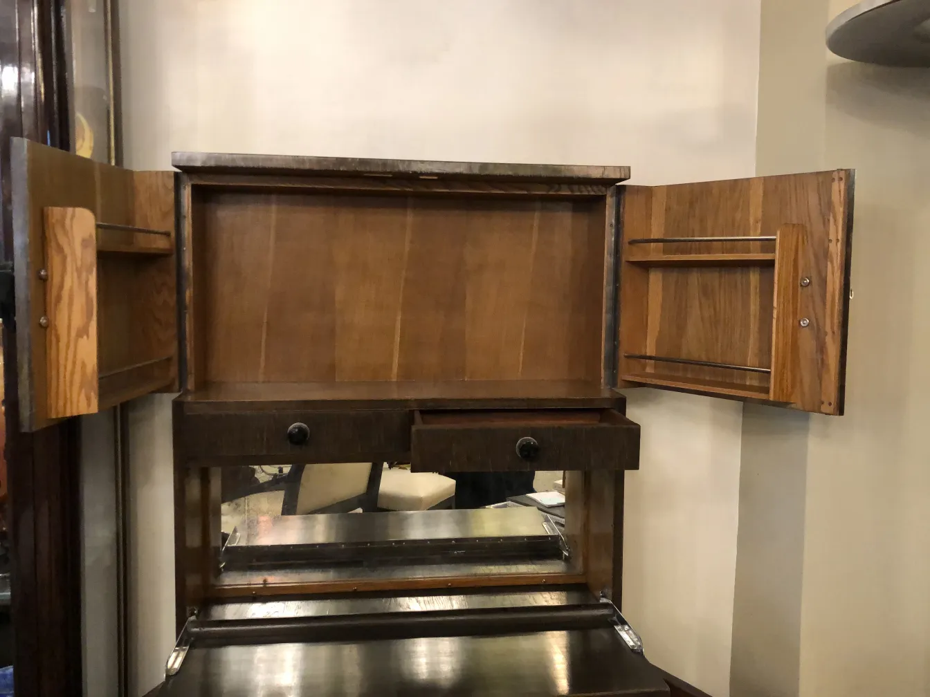 Meuble à cocktail ancien avec deux portes et un tiroir, élégant et fonctionnel, parfait pour tout environnement.